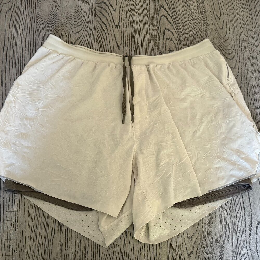 Lululemon Men’s Fast and Free Short 5” Off-white / Light Gray (XL)